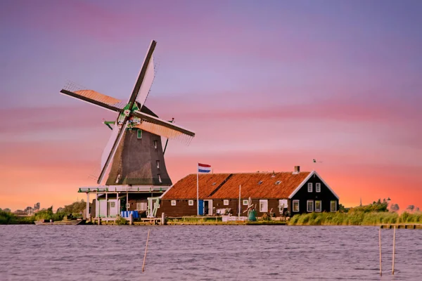 Традиційні вітряк у Зансе а в Нідерландах в сонць — стокове фото