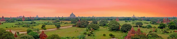 Gün batımında Bagan, Myanmar Budist tapınakları doğal görünümünü — Stok fotoğraf
