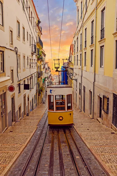 在葡萄牙首都里斯本的 bica 电车 — 图库照片