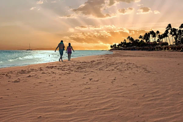 Pôr do sol na praia Druif na ilha de Aruba no Mar do Caribe — Fotografia de Stock