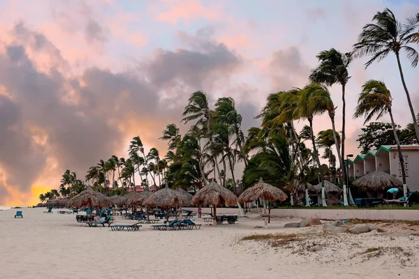 Pôr do sol na praia Druif na ilha de Aruba no Mar do Caribe — Fotografia de Stock