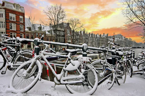 Solnedgång i snöiga Amsterdam i Nederländerna i vinter — Stockfoto