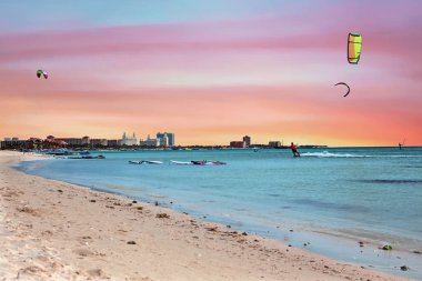 Karayip Denizi 'ndeki Aruba adasındaki Palm Beach' te su sporları