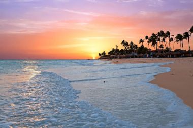 Gün batımında Druif kumsalda Aruba Island Karayip Denizi