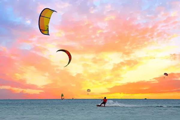 Deportes acuáticos en la isla de Aruba en el Mar Caribe — Foto de Stock