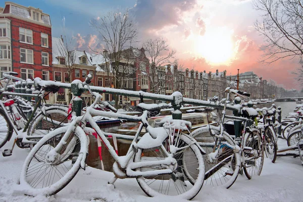 Puesta de sol en Ámsterdam nevada en los Países Bajos en invierno — Foto de Stock