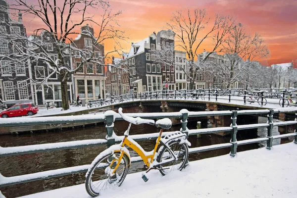 Sunset in snowy Amsterdam in the Netherlands at the Amstel in wi — Stock Photo, Image