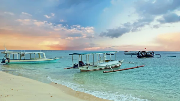 Tradycyjne łodzie na plaży Gili Meno w Indonezji, Azji na sunri — Zdjęcie stockowe