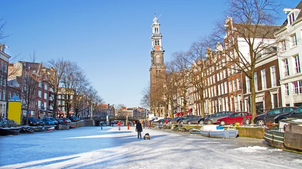 Snöiga amsterdam i Nederländerna i vinter — Stockfoto