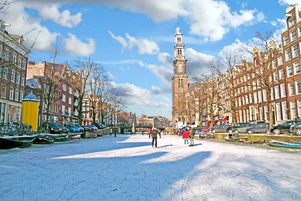 Amsterdam på vintern med westerkerk i Nederländerna — Stockfoto
