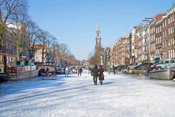 Snöiga Amsterdam med Westerkerk i Nederländerna i vinter — Stockfoto
