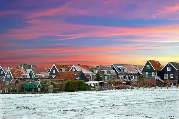 Casas de neve tradicionais em Marken Países Baixos ao pôr do sol — Fotografia de Stock