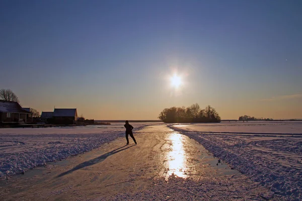 Eenzame isce schaatsen op het platteland van Nederland in w — Stockfoto