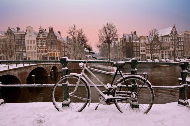 Kışın karlı Amsterdam Hollanda günbatımı