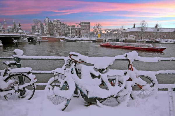 Coucher de soleil dans Amsterdam enneigée aux Pays-Bas à l'Amstel in wi — Photo