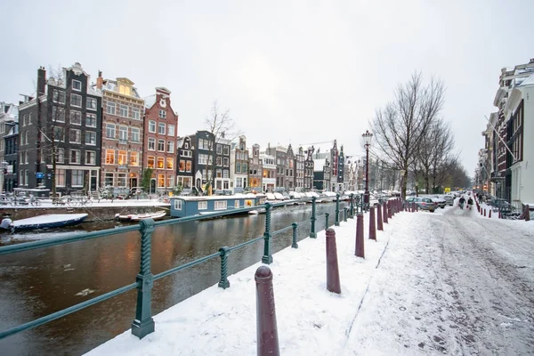 Snöiga amsterdam i Nederländerna i vinter — Stockfoto