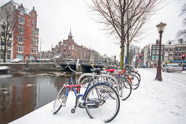 Verschneites Amsterdam in den Niederlanden im Winter — Stockfoto