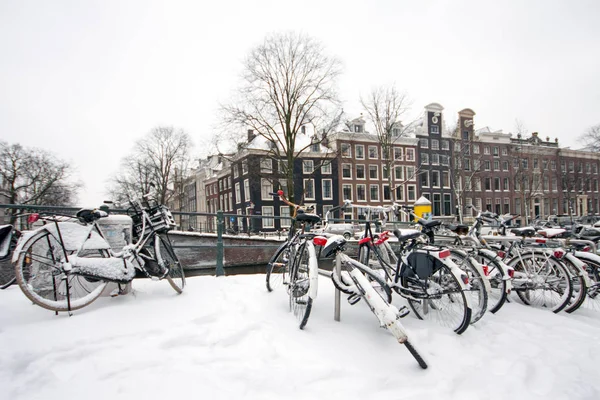 Zasněžené Amsterdamu v Nizozemsku v zimě — Stock fotografie