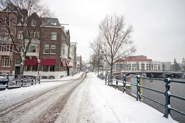 Snø-Amsterdam i Nederland om vinteren – stockfoto