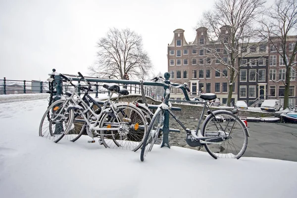 Amsterdam nevosa nei Paesi Bassi in inverno — Foto Stock