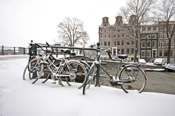 Snowy amsterdam w okresie zimowym w Holandii — Zdjęcie stockowe