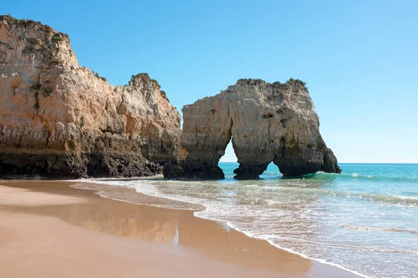 天然岩石在普拉亚达罗沙波尔图在葡萄牙的阿尔加维 — 图库照片