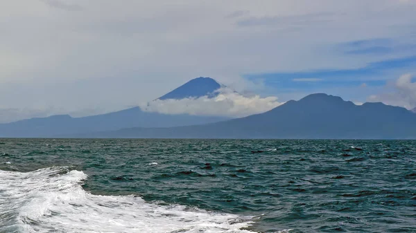 Mount Agung op Bali in Indonesië van de Bali zee — Stockfoto