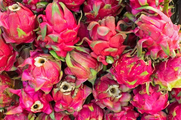 Bos van dragon fruit op de markt in Java Indonesië — Stockfoto