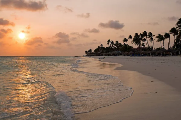 カリブ海のアルバ島でドゥリーフ ビーチの夕日 — ストック写真