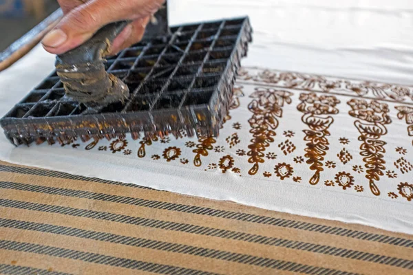 Printing on the fabric to make batik. Batik is part of the indon — Stock Photo, Image