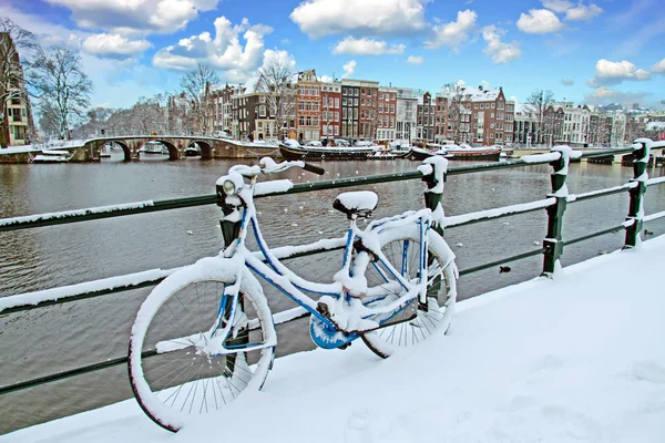 Снежный Амстердам в Нидерландах зимой — стоковое фото