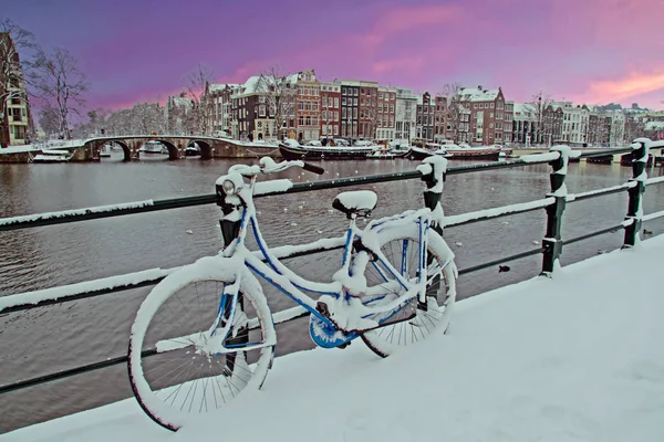 Zasněžené Amsterdamu v Nizozemsku v zimě — Stock fotografie