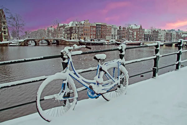 Ámsterdam nevada en los Países Bajos en invierno —  Fotos de Stock