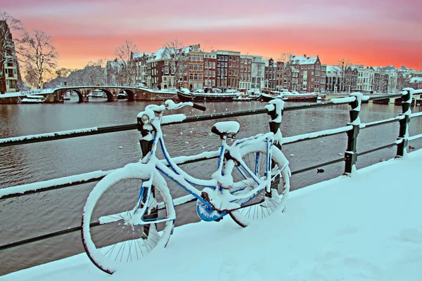 Amsterdam nevado nos Países Baixos no inverno — Fotografia de Stock