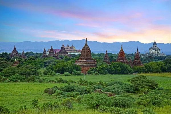 Vista panorâmica dos templos budistas em Bagan, Mianmar ao pôr-do-sol — Fotografia de Stock