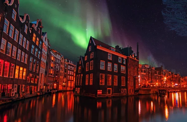Ciudad escénica en Amsterdam los Países Bajos por la noche con l de color — Foto de Stock