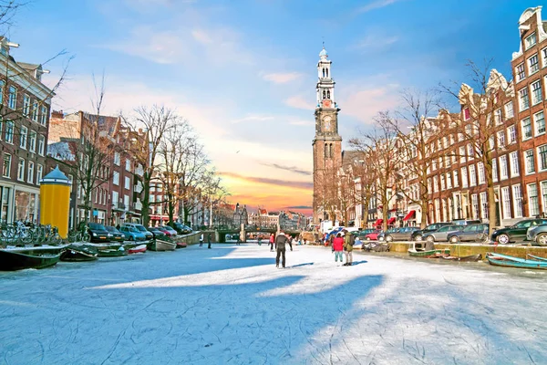 Amsterdam en hiver avec le Westerkerk aux Pays-Bas — Photo