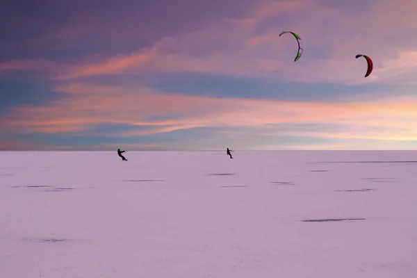 Kitesurfare på frusen sjö i landskapet från Netherla — Stockfoto