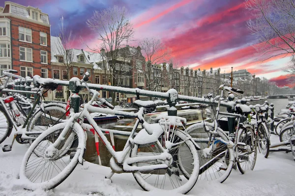 Zachód słońca w snowy Amsterdam w Holandii w zimie — Zdjęcie stockowe