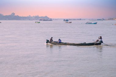 Irrawady Nehri, Myanmar - 17 Kasım 2015: Tekneler Myanmar Irrawady nehrinde