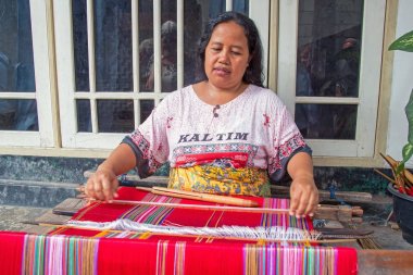 Lombok, Endonezya - 30 Aralık 2016: dokuma tezgâh üzerinde kadın