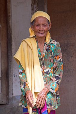 Lombok, Endonezya - 30 Aralık 2016: Eski Endonezya kadın posi