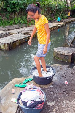 Lombok, Endonezya - 30 Aralık 2016: kirli yıkama genç kadın