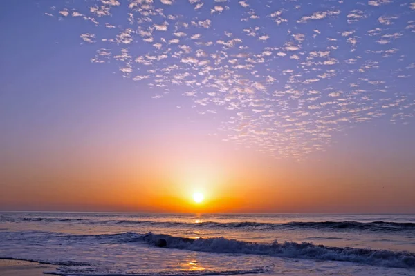 Piękny zachód słońca na Oceanie Atlantyckim w Portugalii — Zdjęcie stockowe