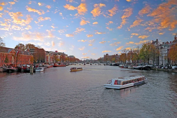 Malebné město z Amsterdamu v Nizozemsku na řece Amste — Stock fotografie