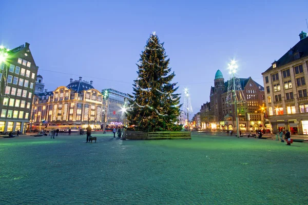 Vánoce na Damsquare v Amsterdamu v Nizozemsku na ni — Stock fotografie