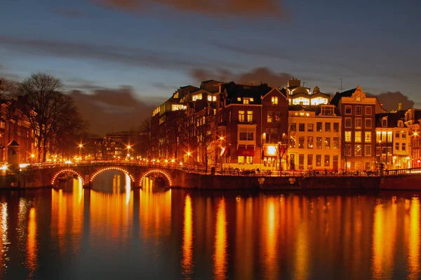 Ville pittoresque d'Amsterdam aux Pays-Bas la nuit — Photo