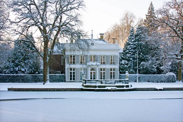 Casa medieval nevado no campo da Holanda em — Fotografia de Stock