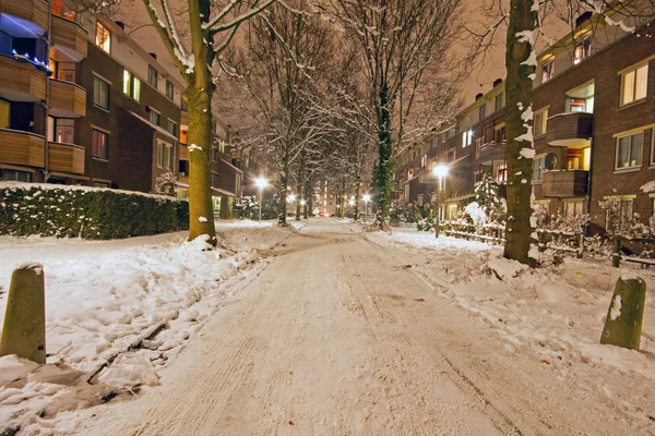 大雪覆盖的街道，在冬季夜间在荷兰阿姆斯特丹 — 图库照片