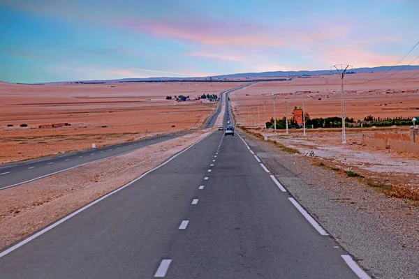日没でモロッコのアフリカのサハラ砂漠を通って運転 — ストック写真